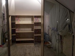 Гардеробная на мансарду на заказ