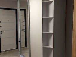 Прихожая со скошенными полками